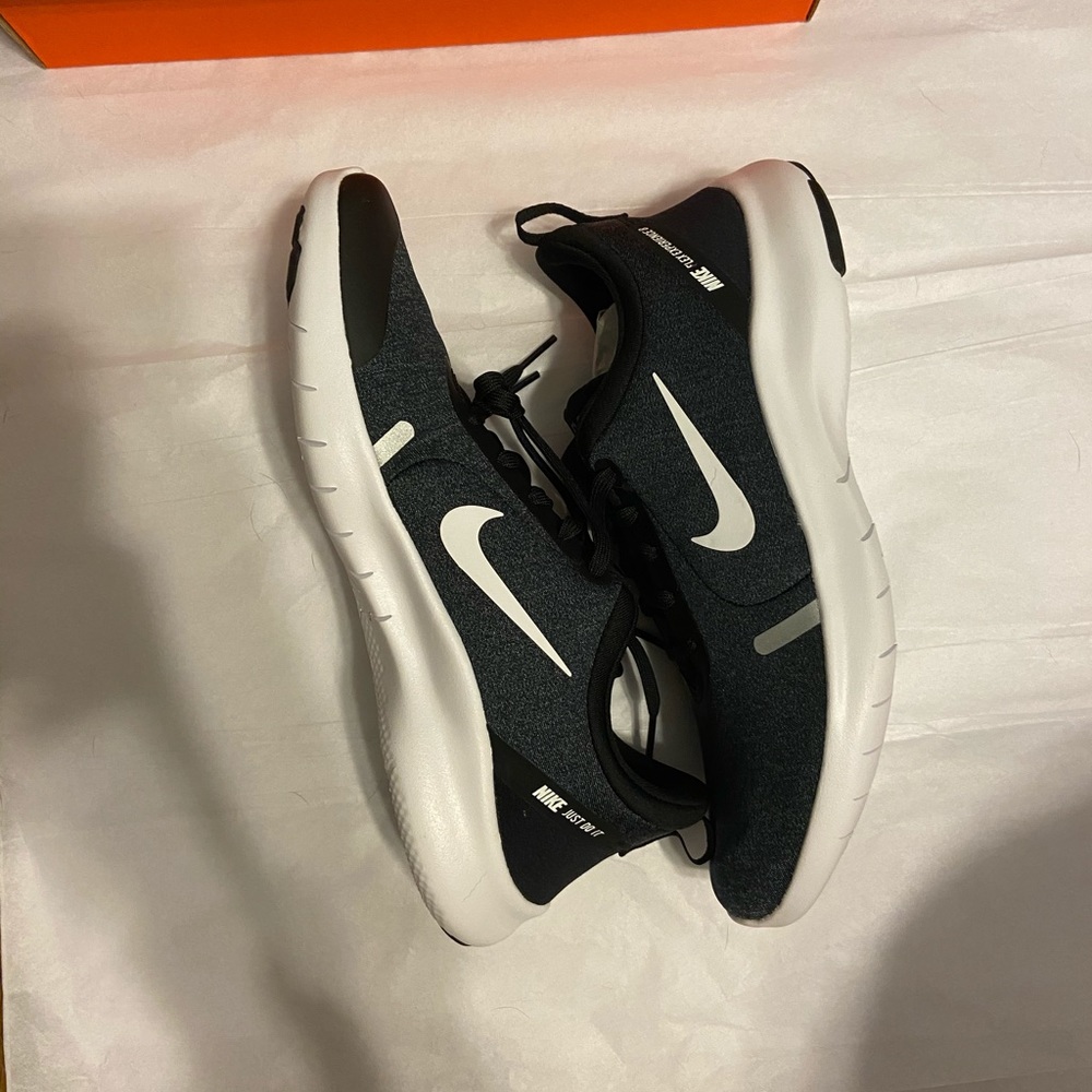 *SOLD* Nike Flex Experience RN 8 Running Shoes - Picture 4 of 8
